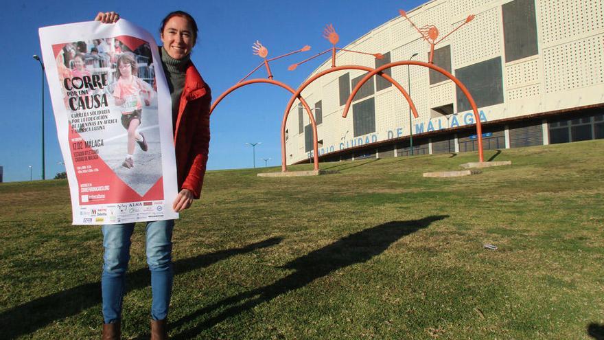 Meme Barrionuevo, esta semana junto al Estadio de Atletismo, con el cartel de la carrera de Entreculturas