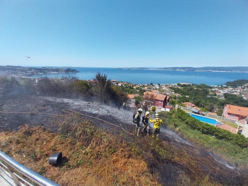 Vecinos se sumaron a las labores de extinción del incendio de A Barraca, en Bueu