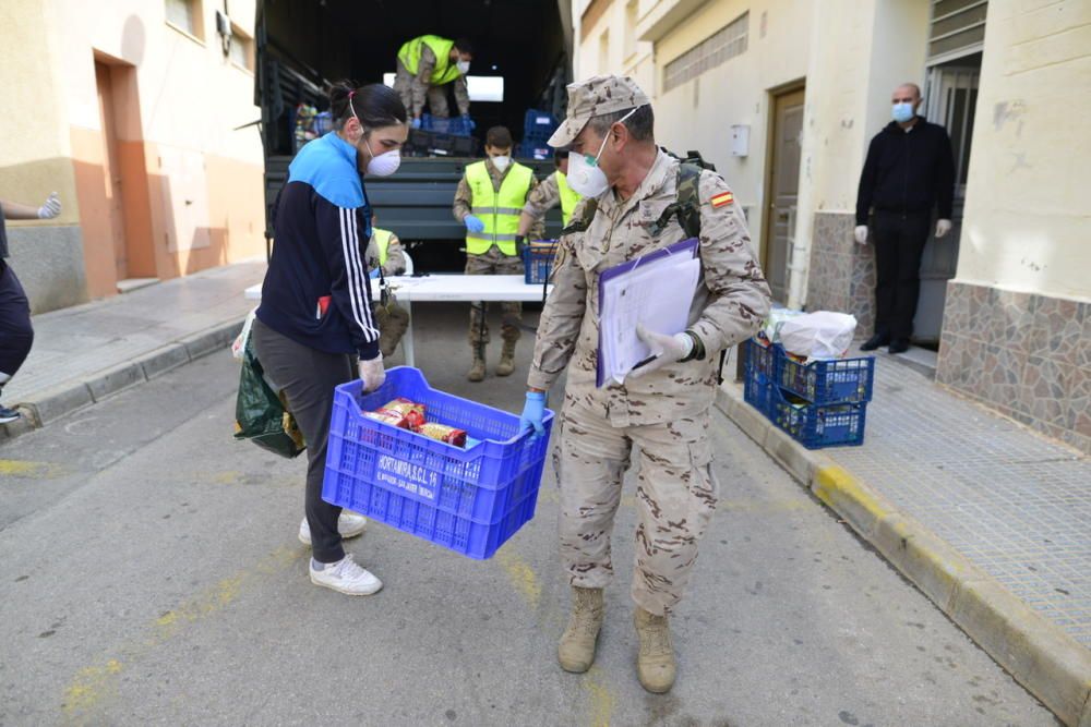 El Ejército entrega alimentos en el barrio Peral