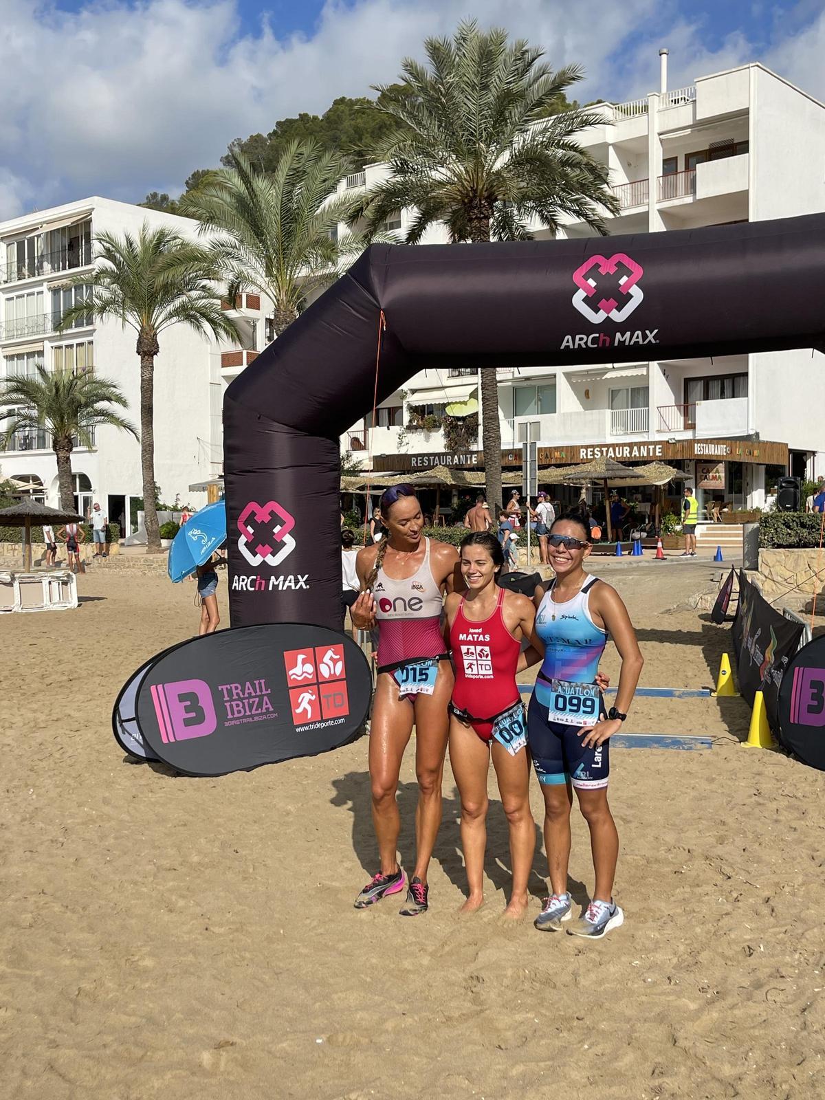 Irati Matas, en el centro, ganadora de la prueba en la Cala de Sant Vicent, junto a Indre Barkute y Patricia Quirós.