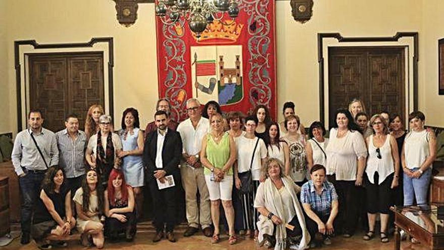 Los alumnos del programa de formación posan junto a las autoridades en el Ayuntamiento.