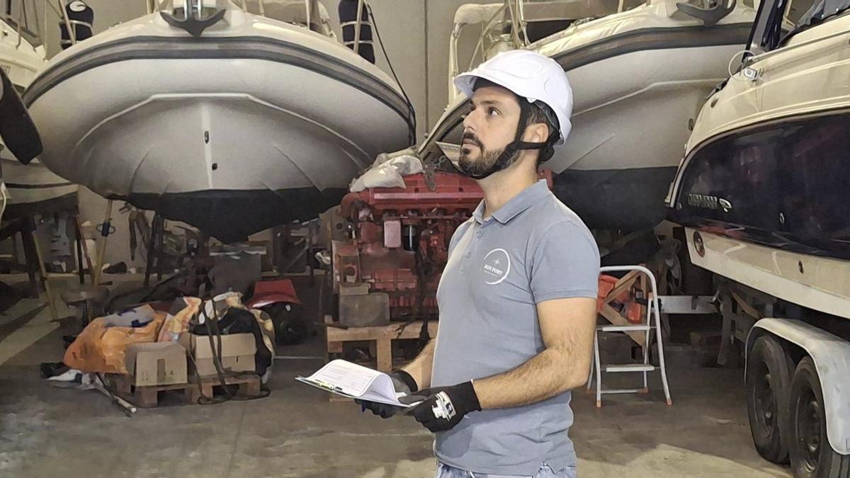Sergi Segura fent el peritatge d’una embarcació.