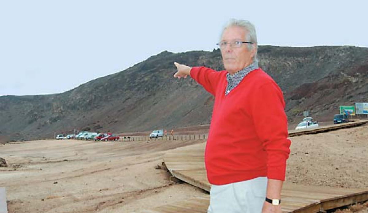 Fernando Mireles Rosales señala el lugar de la tragedia, en una foto de hace 16 años.