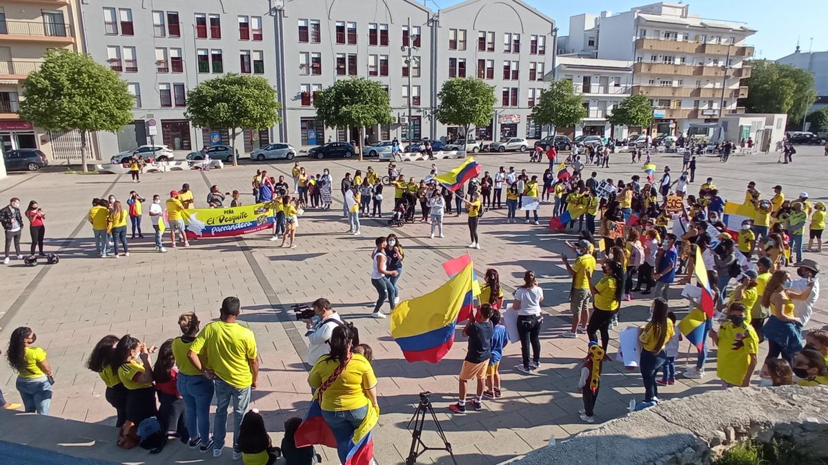 Los colombianos residentes en Xàbia se han concentrado en la plaza de la Constitución