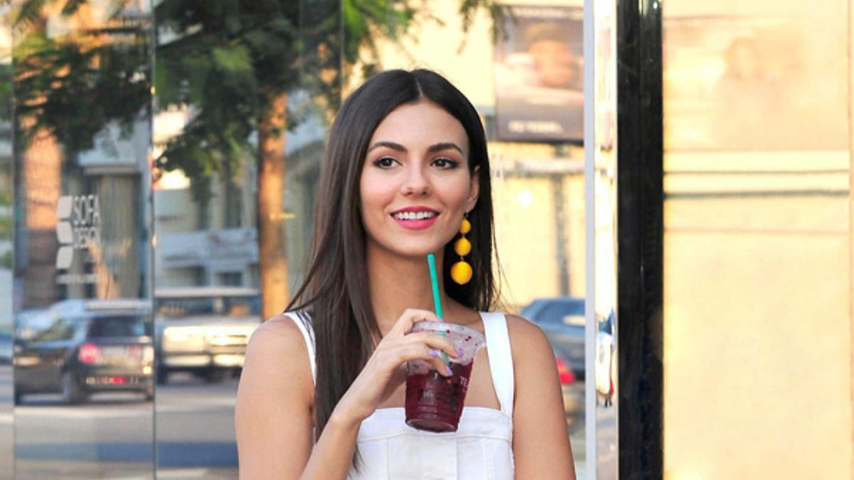 El original look de Victoria Justice con pendientes de Rebecca de Ravenel