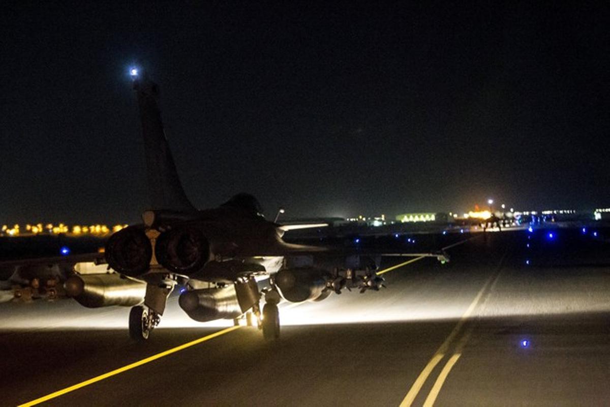 Un dels bombarders francesos que han atacat Raqqa (Síria) dimarts a la matinada. Un dels bombarders francesos que han atacat Raqqa (Síria) dimarts a la matinada.