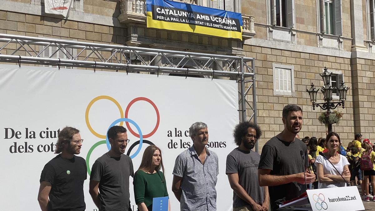 Representantes de las entidades que proponen un peaje urbano en Barcelona, este martes, en Sant Jaume