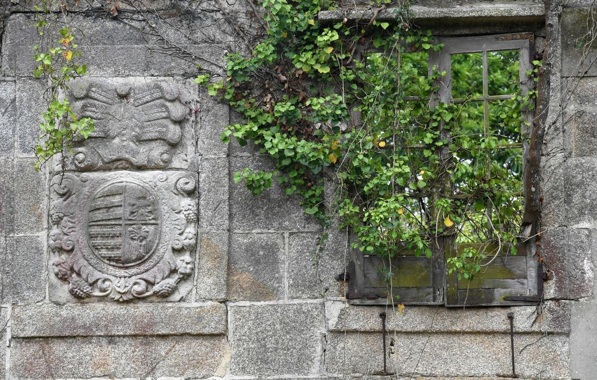 Uno de los escudos del pazo de Baldomir, en Bergondo.