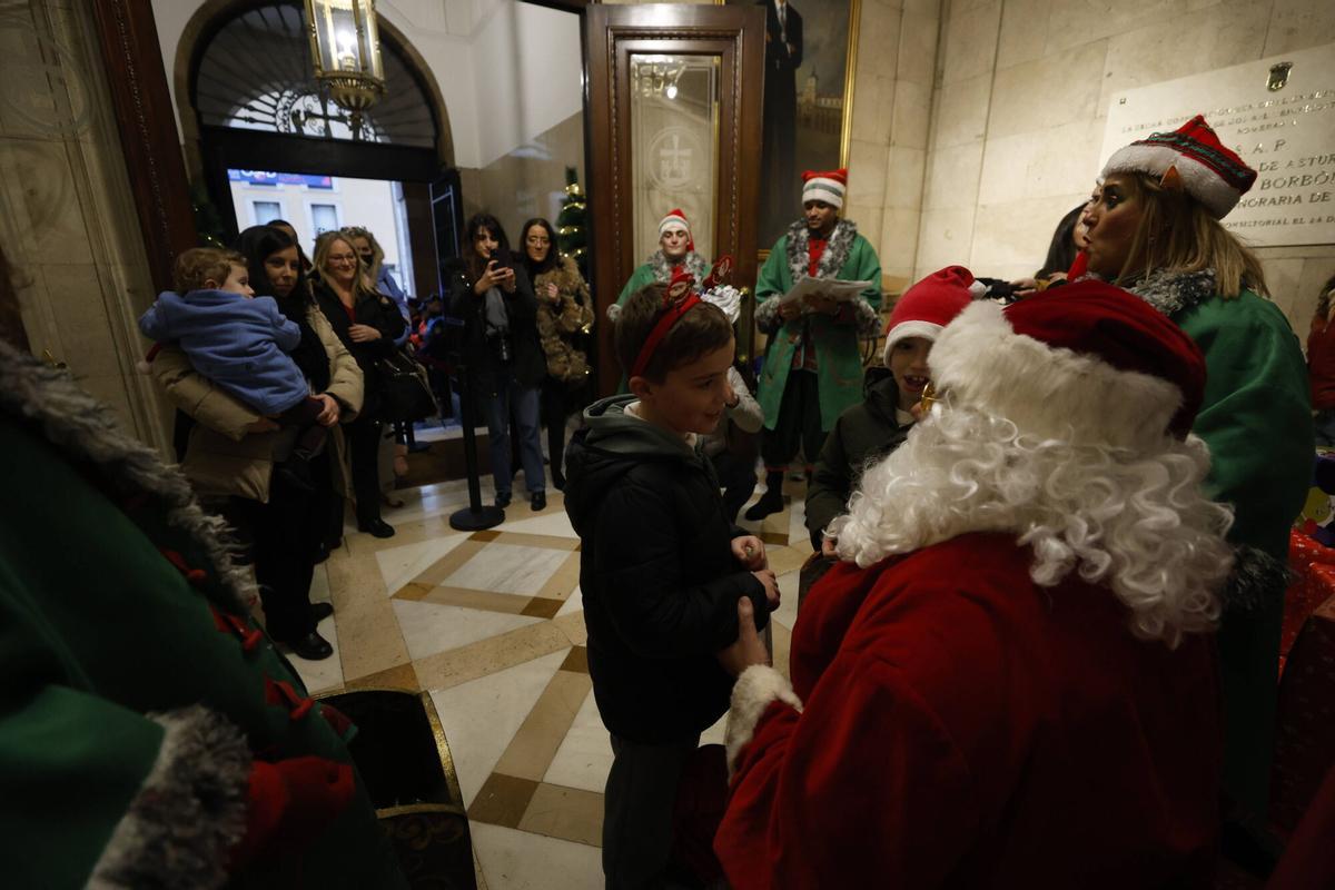 Papá Noel recibe a los niños en el Ayuntamiento de Oviedo tras suspenderse la Cabalgata