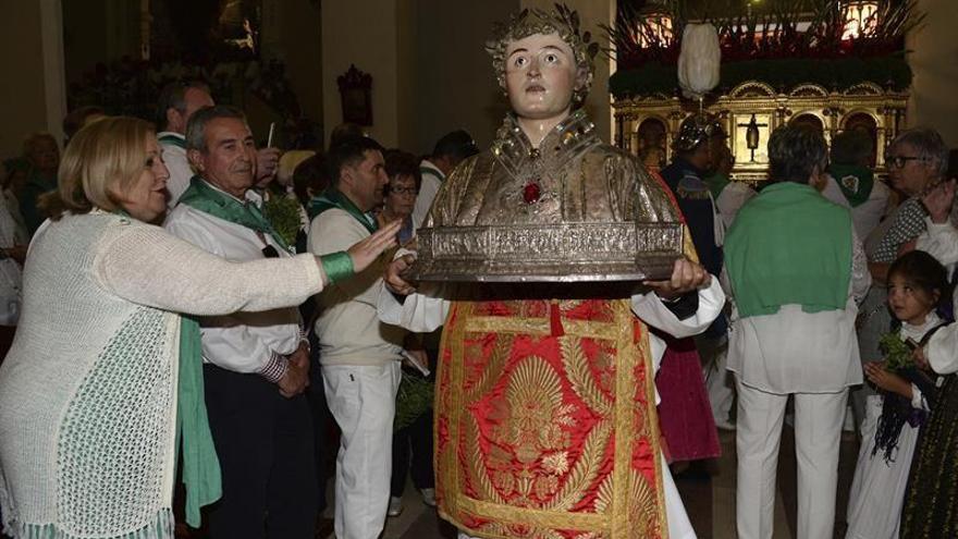 La imagen de San Lorenzo recorre las calles de Huesca entre vítores de fervor