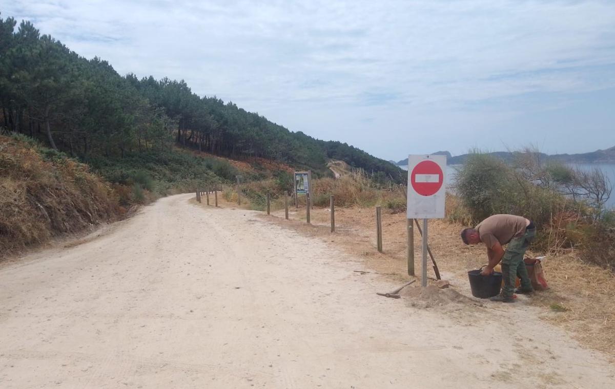 Un operario realizando últimos retoques en la pista que discurre pegada al mar. | G.N.