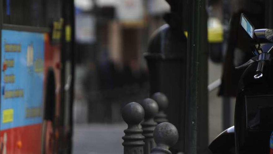 Bolardos en una acera de una calle de la ciudad.