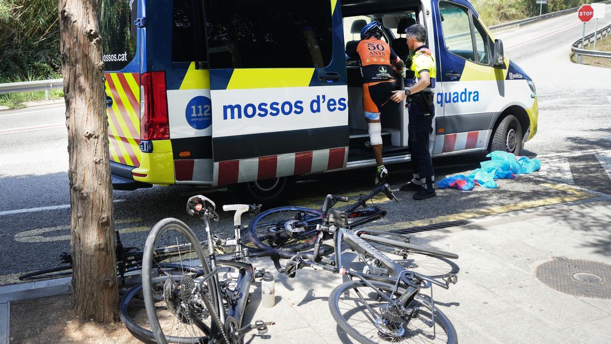 Un coche ha embestido a un grupo de 9 ciclistas en la C-243c, cerca de Castellbisbal,  dadose a la fuga dejando al menos dos muertos