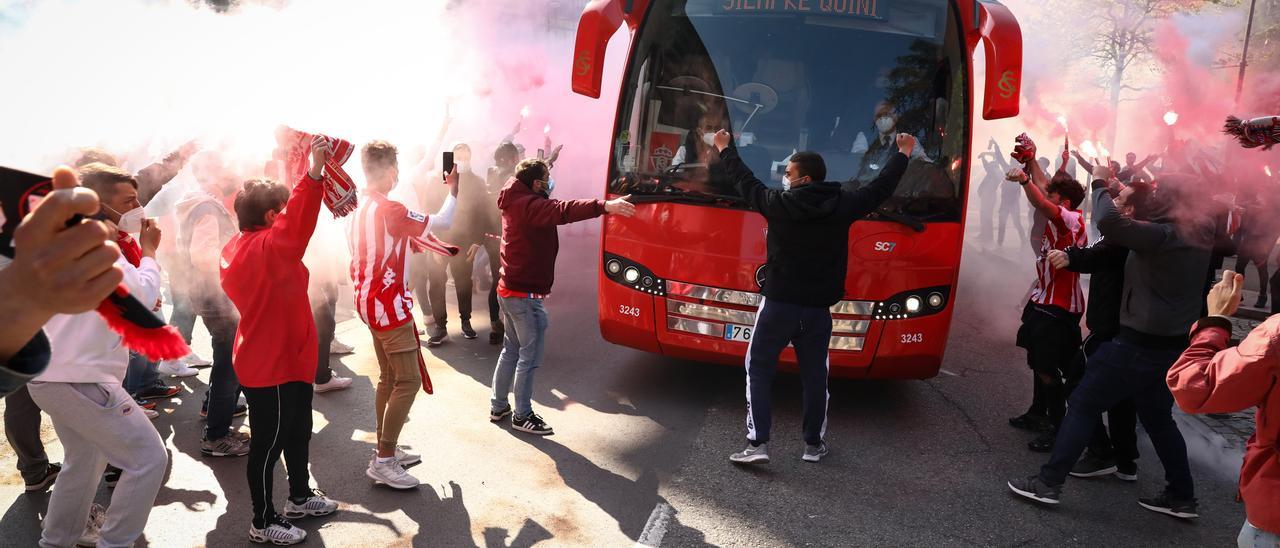 El autocar del Sporting, a su llegada a El Molinón en el pasado derbi.