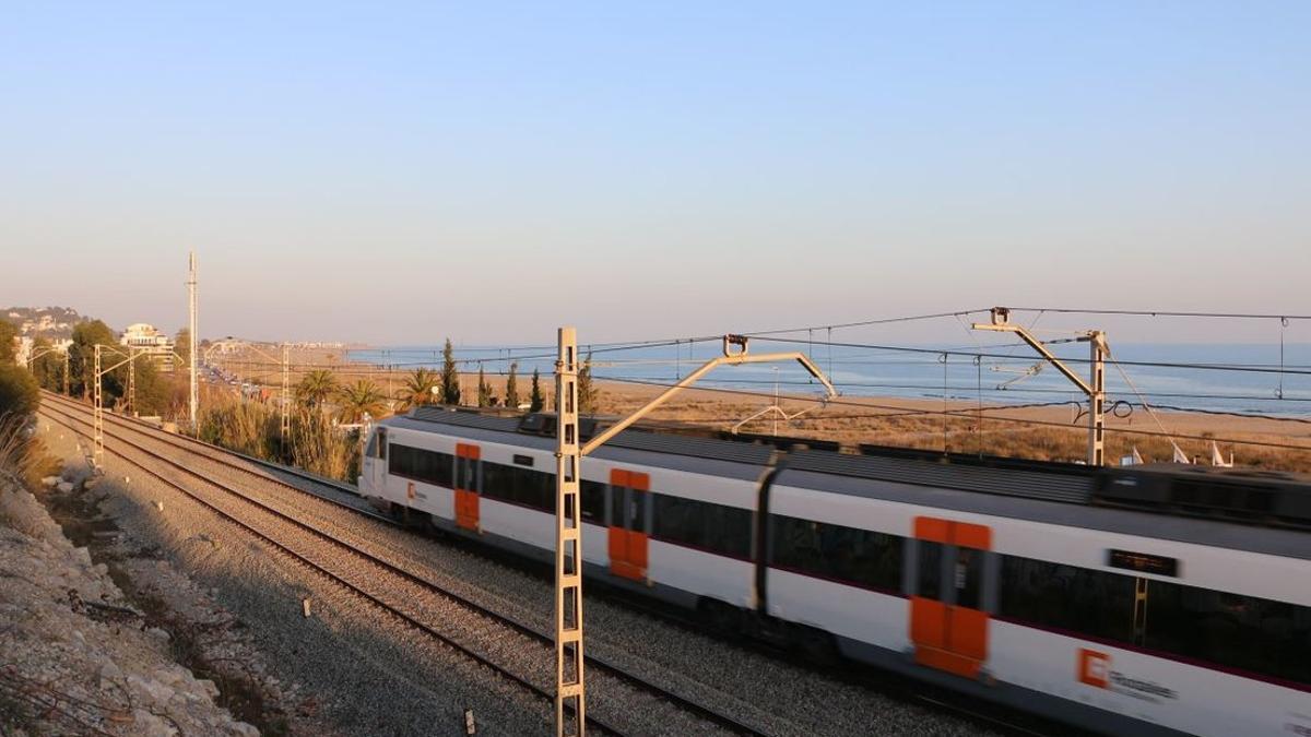 Un tren de Rodalies circulando por la costa