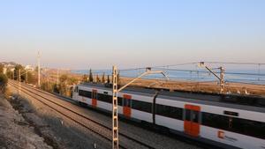  Un tren de Rodalies circulando por la costa
