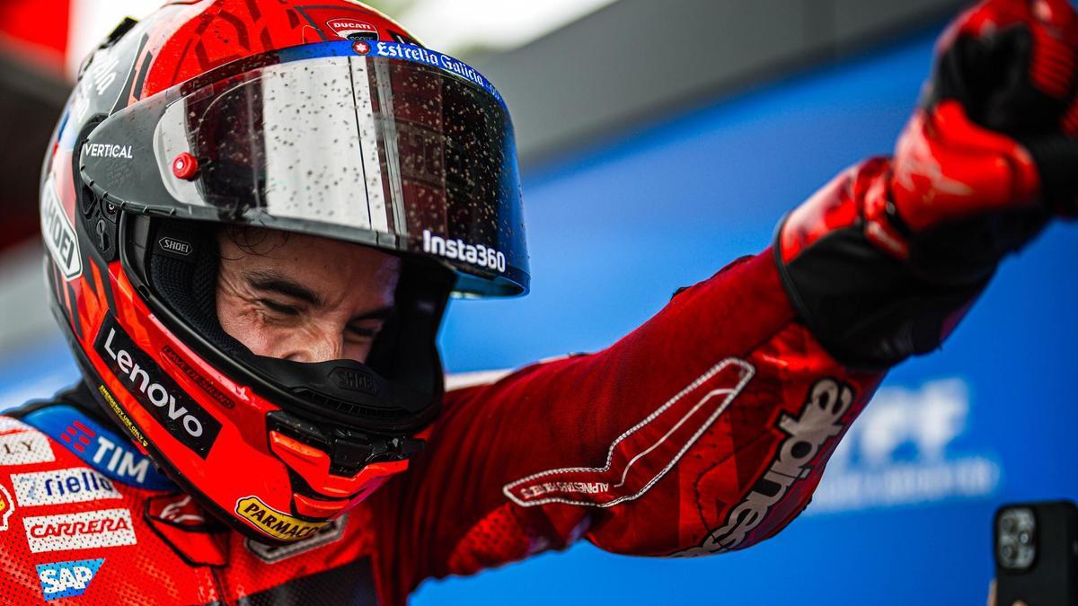Marc Márquez lanza su puño izquierdo al aire tras ganar en Argentina.