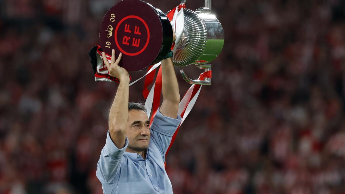 El técnico del Athletic Club, Ernesto Valverde, levanta el trofeo que les acredita campeones de la Copa del Rey tras derrotar al Mallorca en la tanda de penaltis en el encuentro que han disputado hoy sábado en el estadio La Cartuja, en Sevilla.