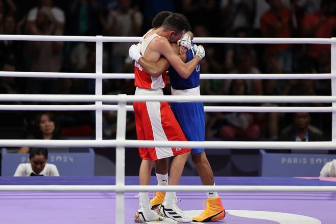 El boxedor español Rafael Lozano Serrano (rojo) se enfrenta al dominicano Yunior Alcantara Reyes (azul) durante su combate de boxeo masculino de 51kg de cuartos de final de los Juegos Olímpicos de París 2024 este viernes en North Paris Arena de Seine-Saint Denis.