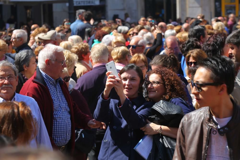 Miles de personas han acudido este lunes a visitar a la Virgen de los Desamparados