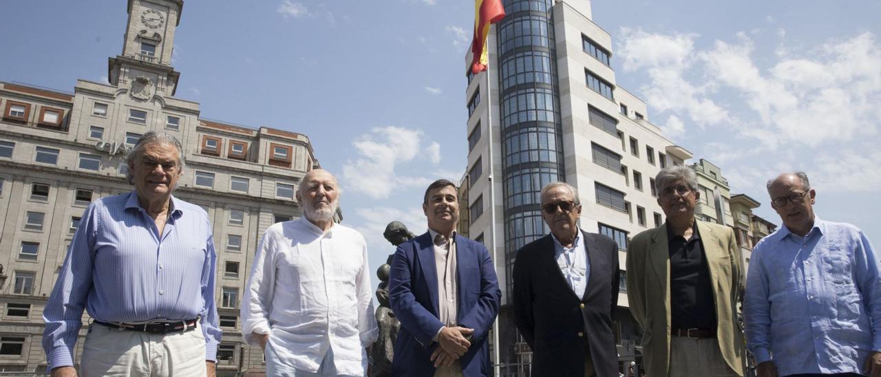 Por la izquierda, Javier Vallaure, Alberto Aza, José Laviña, Luis Arias, Federico Torres y Jorge Hevia, en el paseo de los Álamos de Oviedo. | Miki López