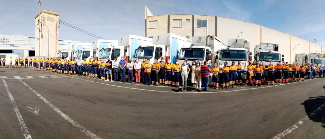 Minuto de silencio de trabajadores de UTE Alicante, al que ha acudido también el concejal de Limpieza