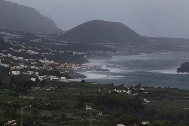 Temporal de olas con alerta en Garachico ,Tenerife , destrozos , comercios , restaurantes , oleaje , mar de leva   | 18/11/2018 | Fotógrafo: Delia Padrón