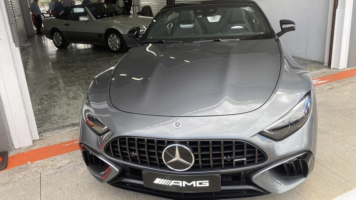 El Mercedes SL AMG 63 4Matic+ estuvo acompañado por una unidad de la gama SL de los años 80.