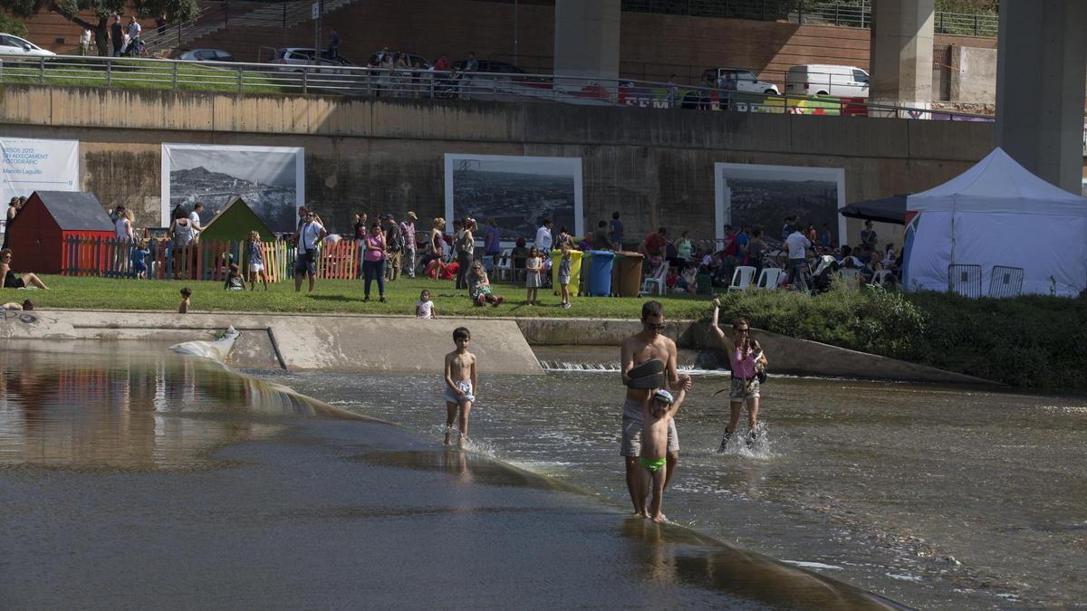 Público en la ribera y las aguas del río Besòs, duranta la Mercè de 2018.