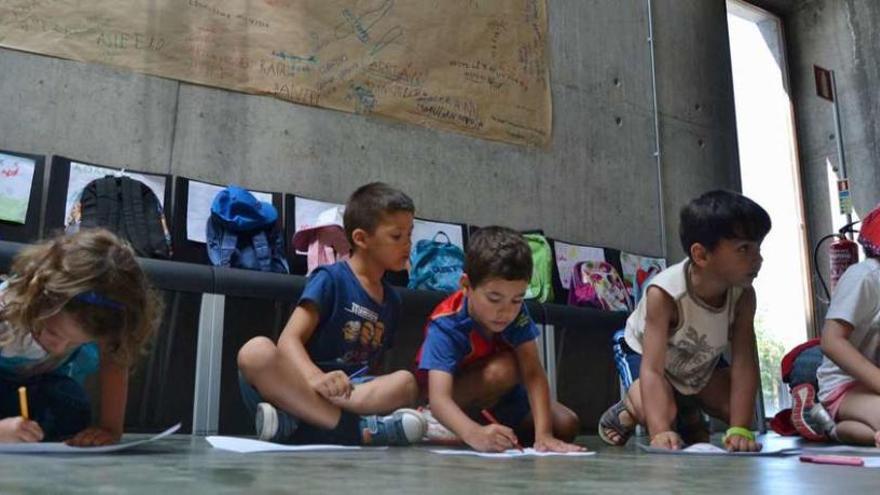 Niños y niñas pintan en el interior de las instalaciones del Centro de Interpretación de los Ríos, el lugar elegido para este tipo de actividades por el actual equipo de Gobierno municipal.