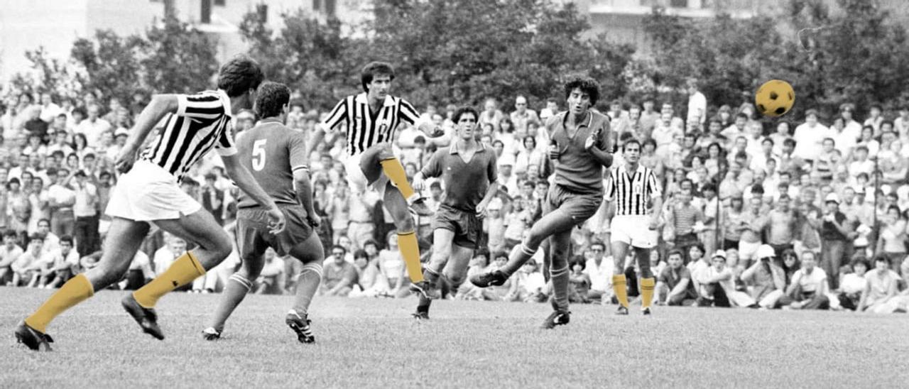Imagen de un partido de la Juve en los años ochenta en Villar Perosa.