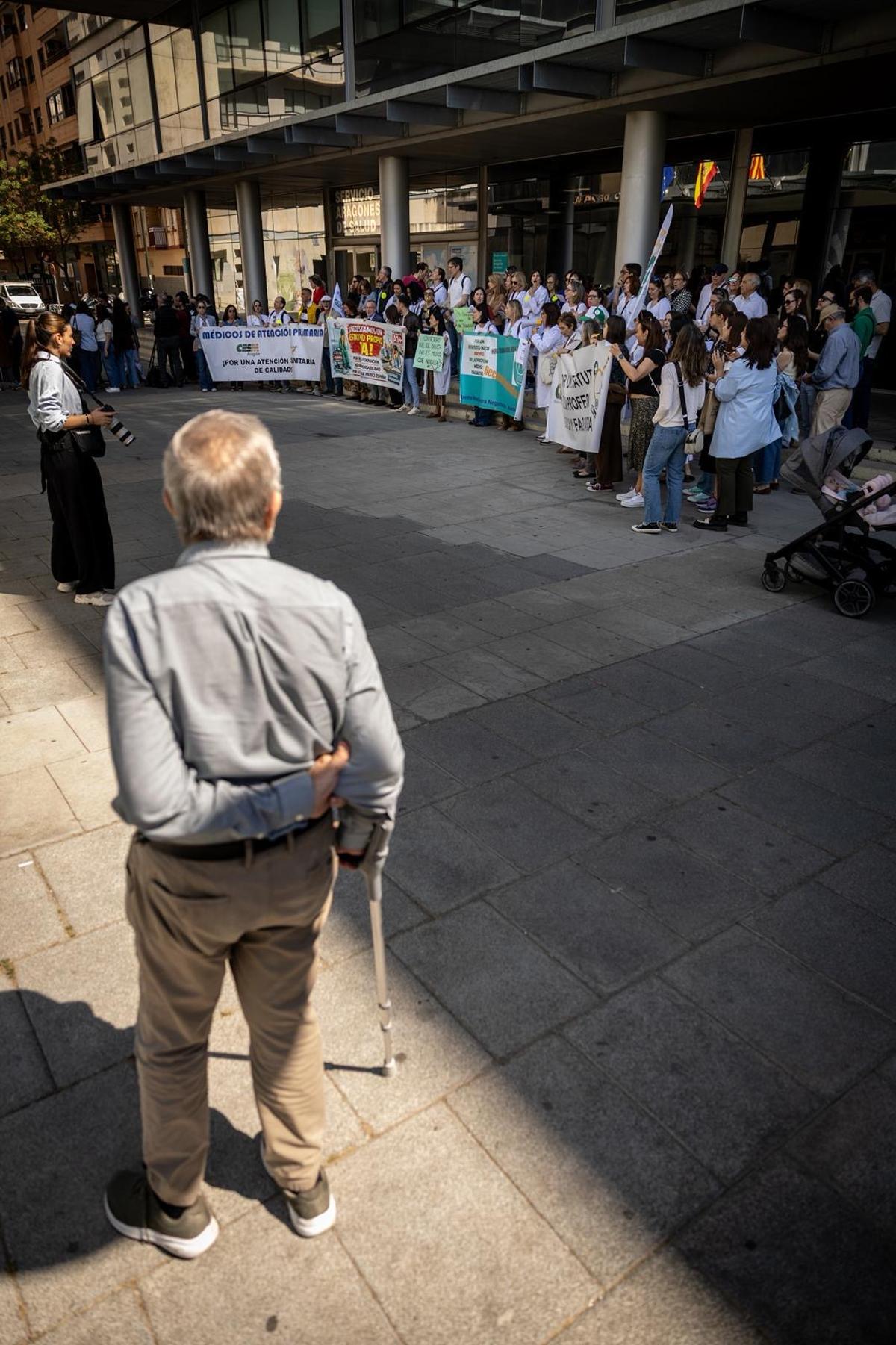 Protesta ante el Salud en el primer día de huelga médica en Aragón.
