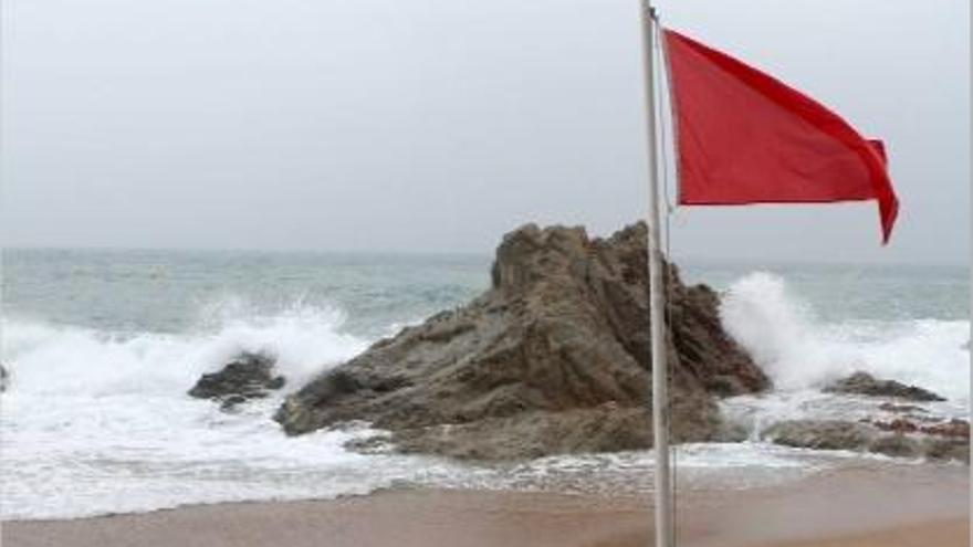 Bandera vermella vol dir bany prohibit, en aquest cas, a la platja de Blanes, en una imatge d&#039;arxiu.