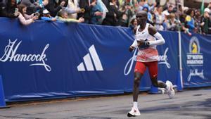 Kipchoge, a punto de cruzar la meta en sexta posición del maratón de Boston 2023.
