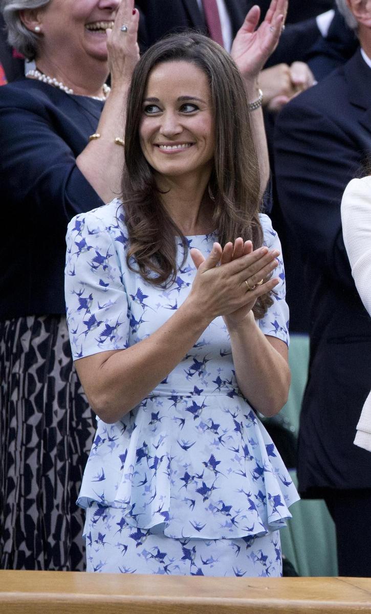 Pippa Middleton, en Wimbledon en 2012 con vestido de pájaros azules