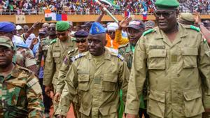 Miembros de la junta militar de Níger participan en un mitin en Niamey, este domingo.