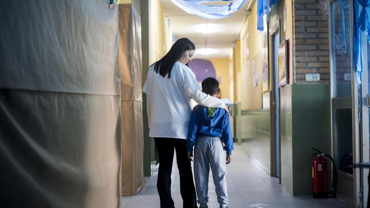 La enfermera posa para este diario junto a un alumno del centro educativo de Talayuela.