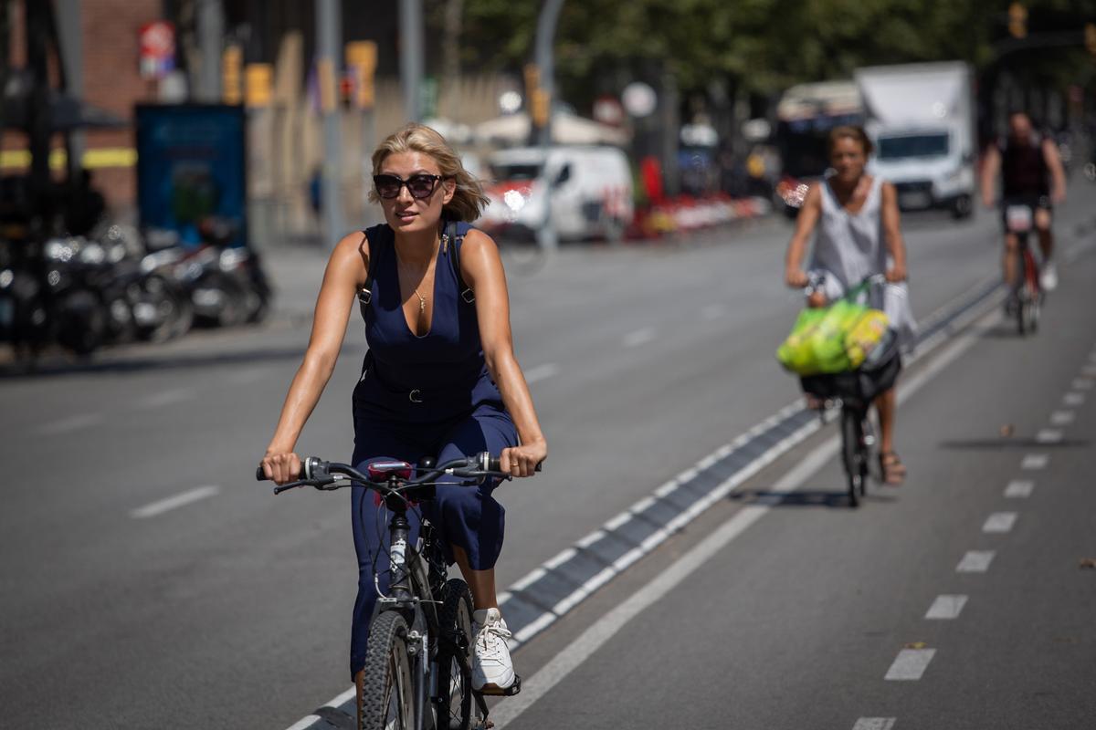 En bici urbana con calor extremo en Barcelona