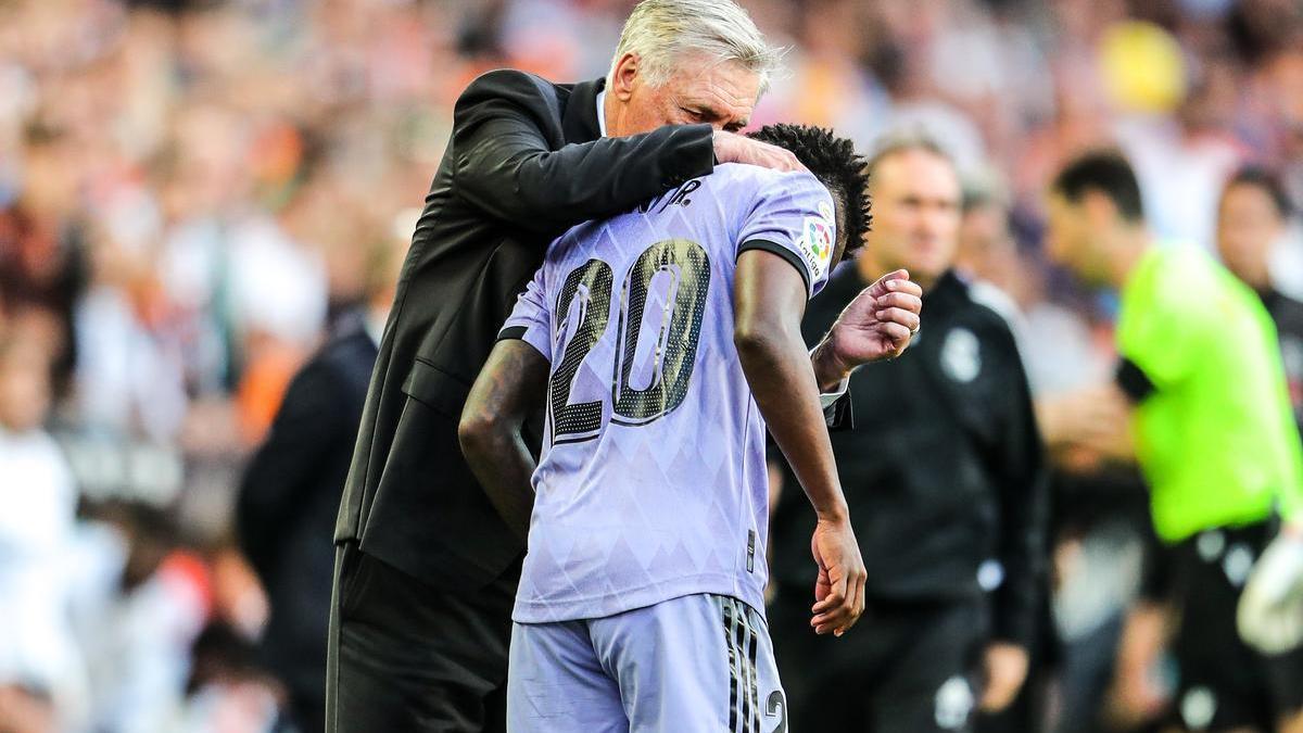 Carlo Ancelotti, entrenador del Real Madrid, habla con Vinicius Junior en Mestalla.