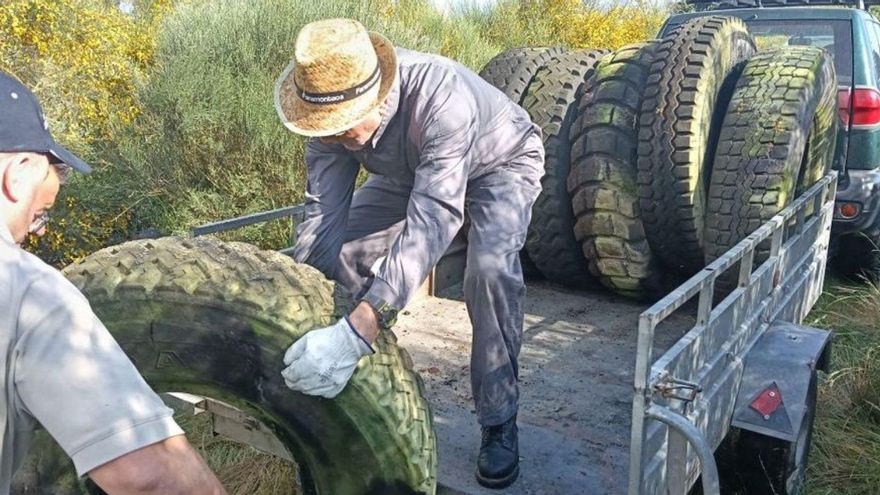 Ruedas retiradas del medio natural, ayer, en Sandiás. |  Fdv