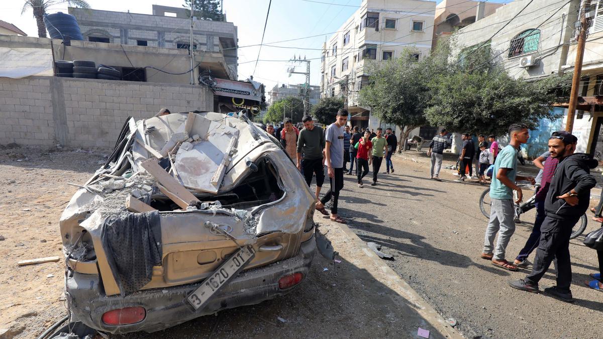 Vehículo destruido por los ataques en Dair El-Balah, en la Franja de Gaza