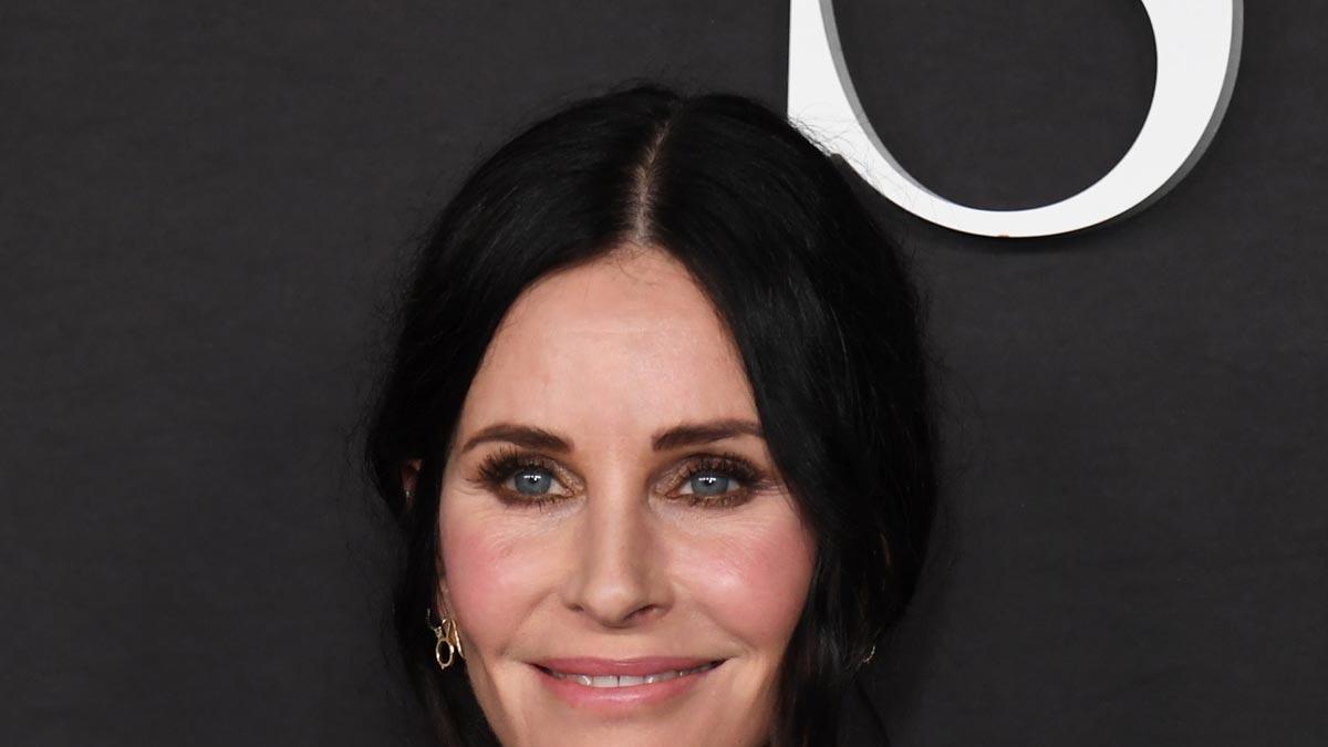 Primer plano de Courteney Cox en la premiere de Shining Vale