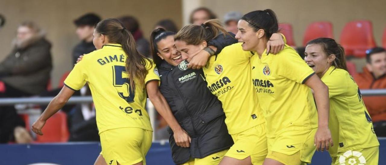 Las jugadoras amarillas celebran el gol de Estefa Lima que supuso el empate a dos en el minuto 87.