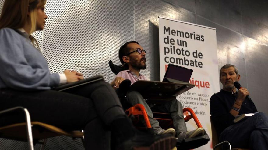 Pablo Echenique, este sábado, secundado por Maru Díaz y Julio Rodríguez, en Zaragoza.