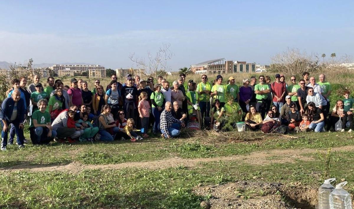 Foto de familia de los voluntarios que se han reunido este sábado en los antiguos terrenos de Repsol