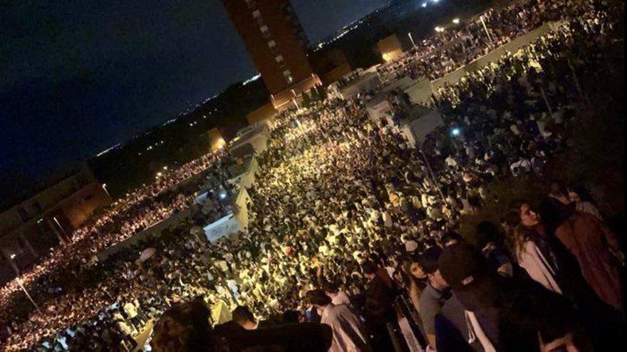 Imagen del macrobotellón universitario en Madrid, con 25.000 personas, la noche del viernes. |   // FDV