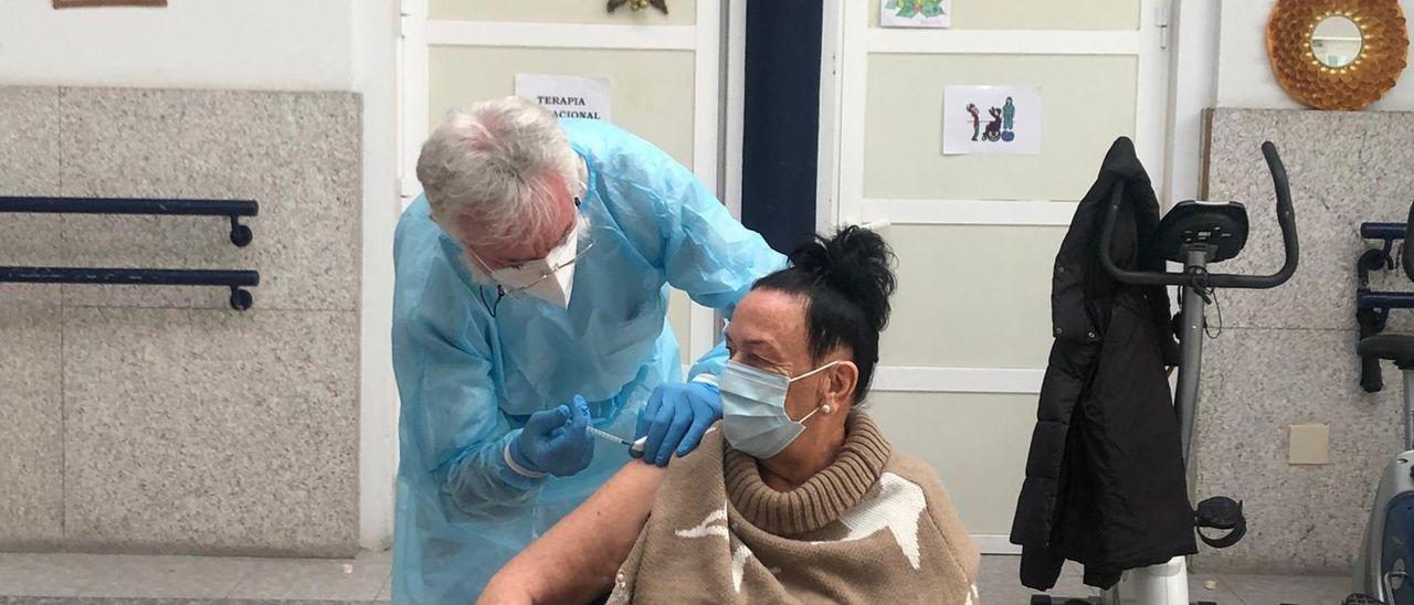 Carmen Fernández recibiendo la vacuna en Burela