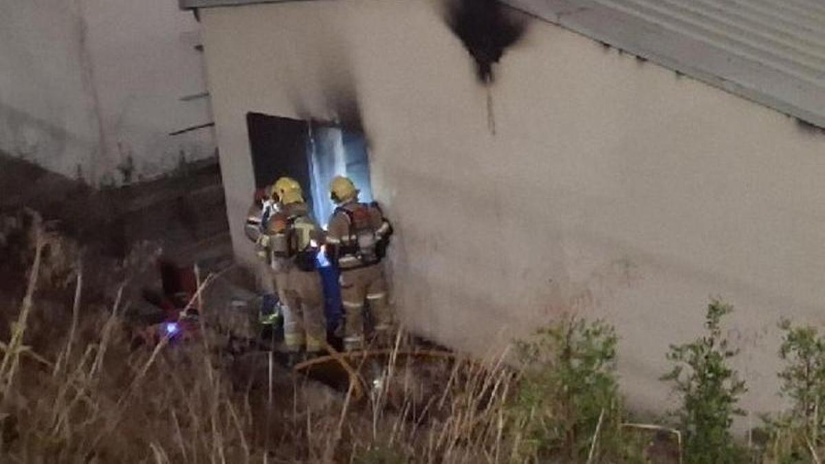 Incendio en una nave de la farmacéutica Almirall en Sant Andreu de la Barca, el 30 de junio de 2026