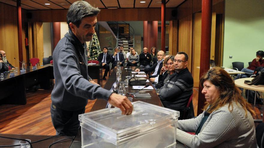 El nou president del Consell Comarcal del Ripollès, Eudald Picas dipositant ahir el vot