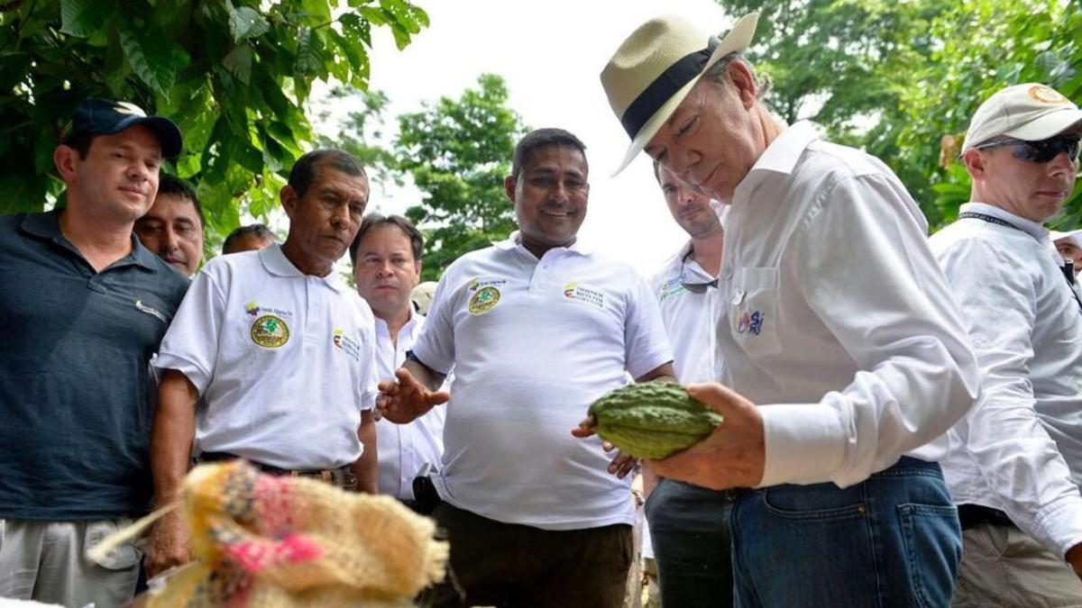 El presidente de Colombia, Juan Manuel Santos (con sombrero) ha pedido a su equipo negociador que &quot;apretre el acelerador&quot; para firmar la paz con las FARC.